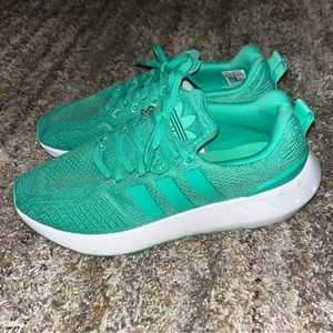 Adidas Swift Run 22 Athletic Running Shoe Teal Blue Seafoam Green Women's size 8